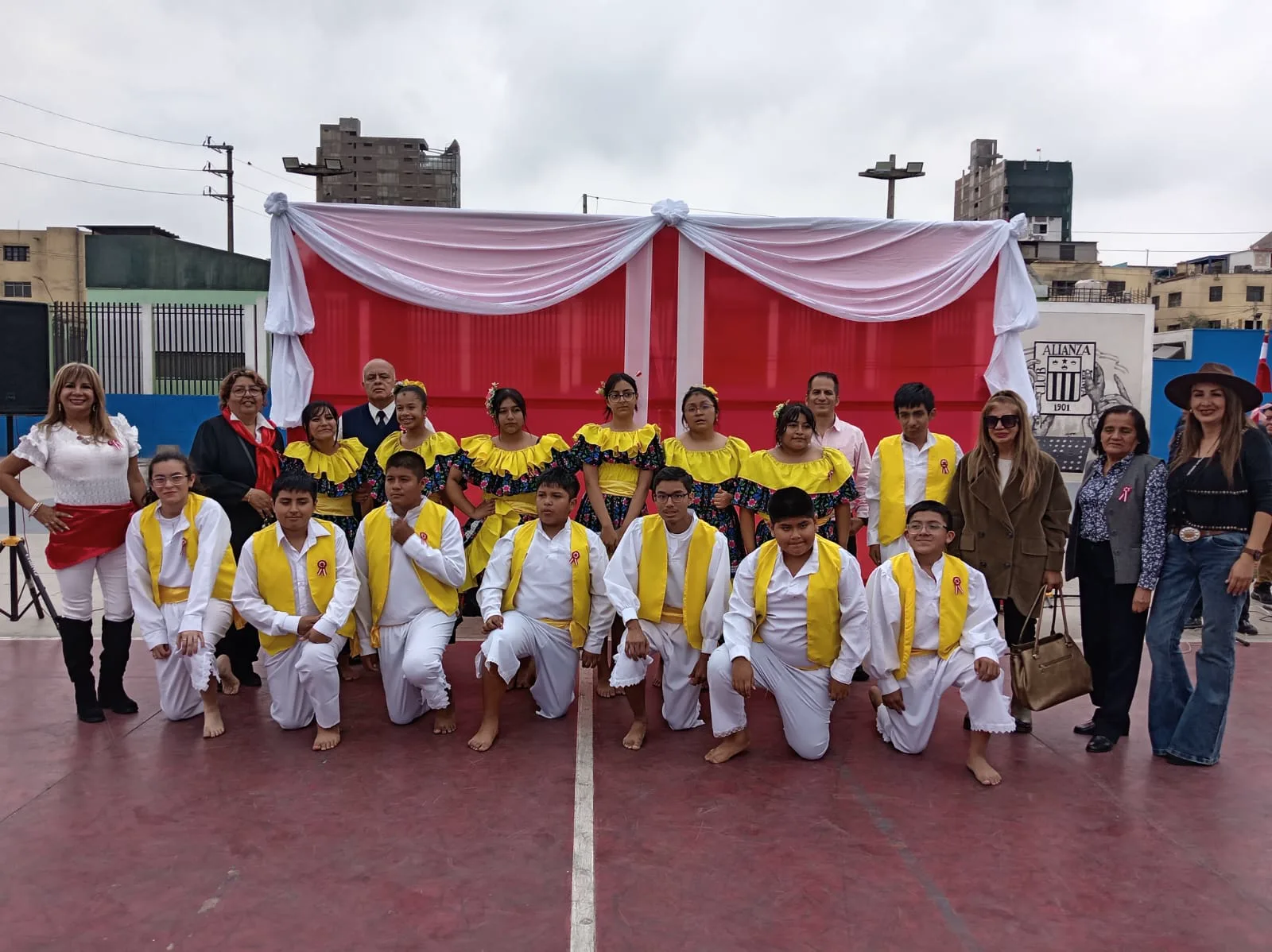Estudiantes en una presentación cultural